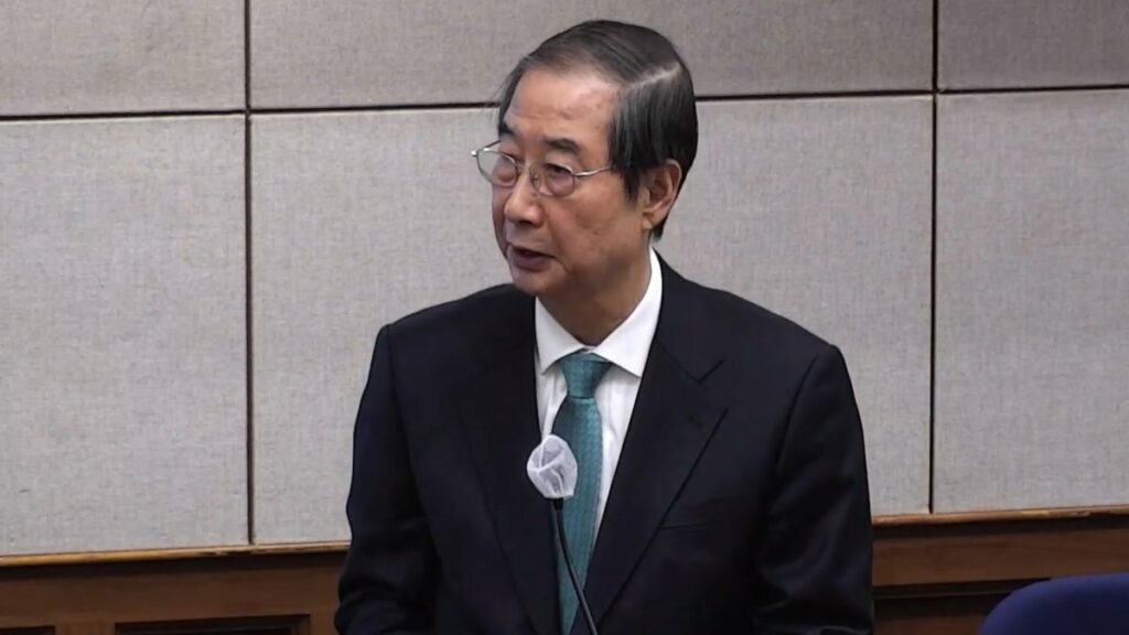 내란 중요임무 종사 혐의로 기소된 한덕수 전 국무총리가 1심에서 징역 23년을 선고받고 법정구속됐다.