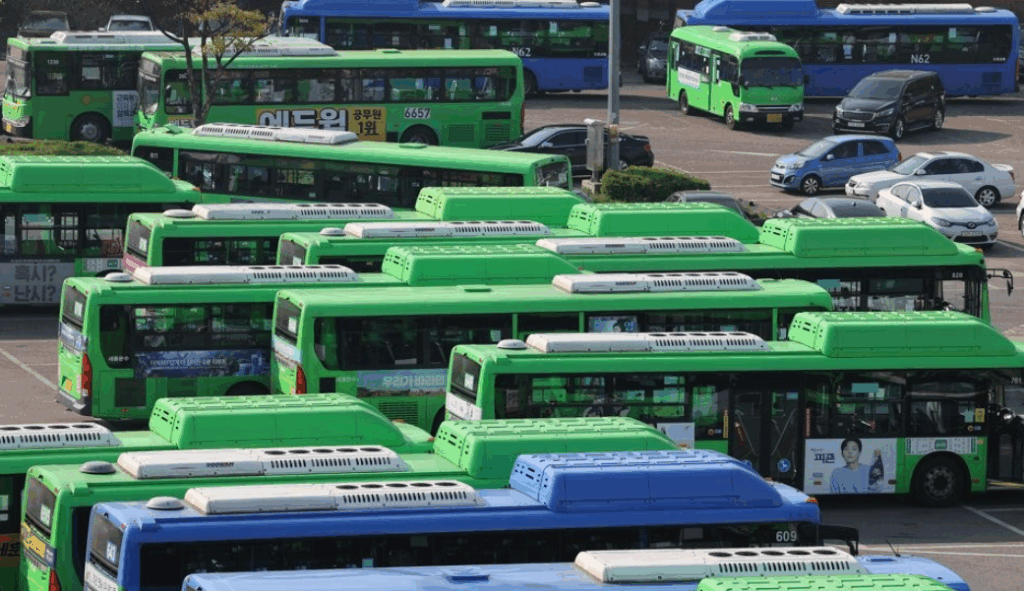 서울특별시가 시내버스 노조의 파업 강행에 대해 유감을 표하며, 노조 측이 제기한 주요 주장들이 사실과 다르다고 반박했다. 