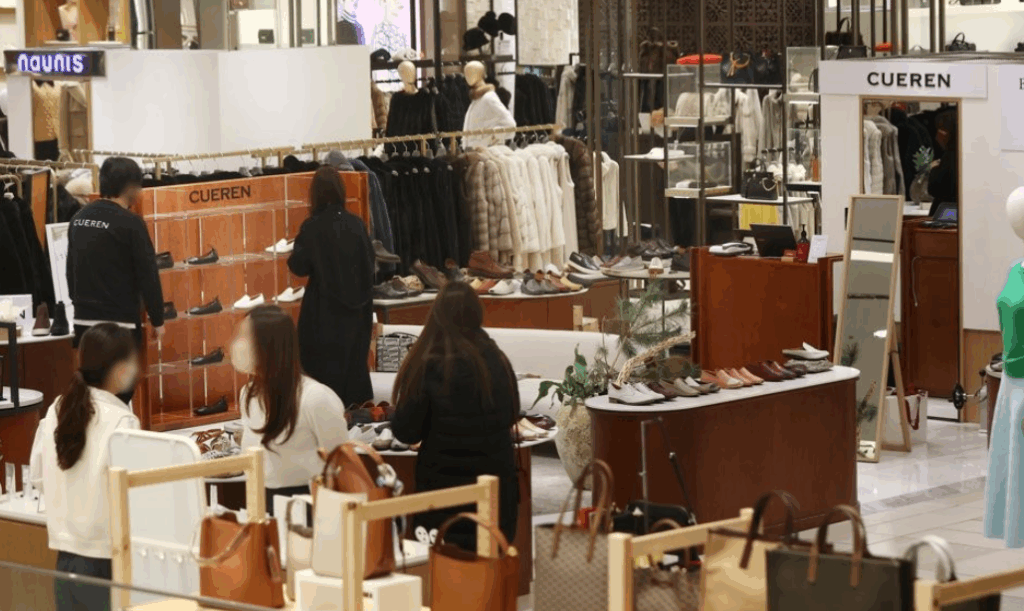 지난해 12월 취업자 수가 전년 같은 달보다 16만 8천 명 증가하며 12개월 연속 두 자릿수 증가세를 이어갔다. 