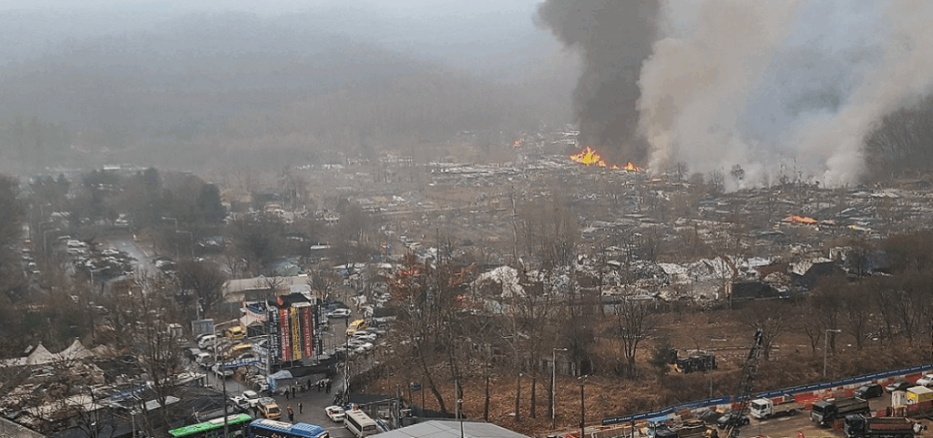서울 강남구 개포동 구룡마을에서 발생한 화재가 4시간 넘게 이어지며 소방 당국이 대응 단계를 격상해 진화 작업을 벌이고 있다. 