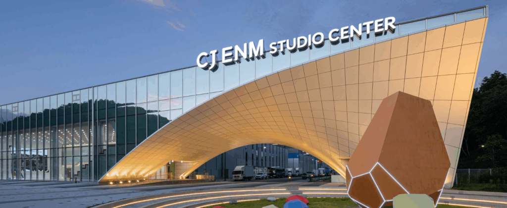 김민석 국무총리가 1월 16일 오전 경기도 파주에 위치한 CJ ENM 스튜디오센터를 방문해 K-콘텐츠 제작 현장을 점검하고 콘텐츠 산업 관계자들의 목소리를 들었다.