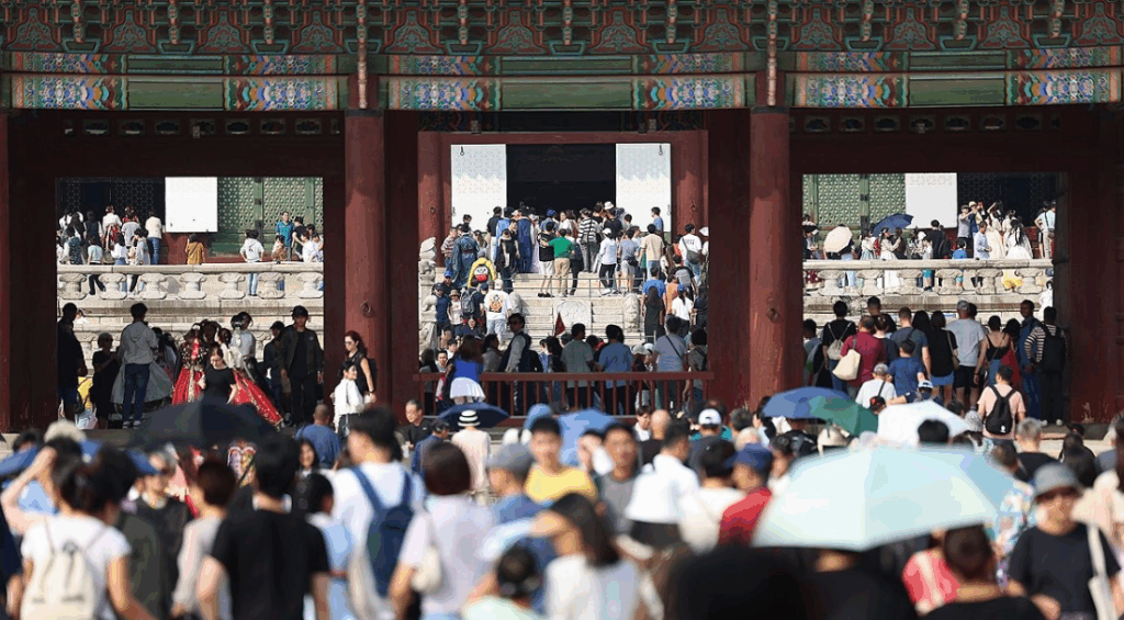 국가유산청이 국가유산을 사적으로 유용했다는 의혹과 관련해 김건희 전 대통령 배우자를 서울 종로경찰서에 고발했다. 