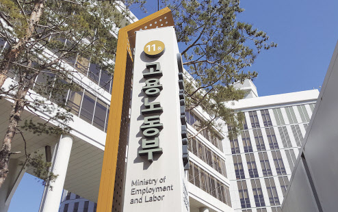 반도체 생산시설 건설 현장에서 주 52시간제를 상시적으로 위반한 사실이 확인되면서 고용노동부가 강도 높은 후속 조치에 나섰다. 