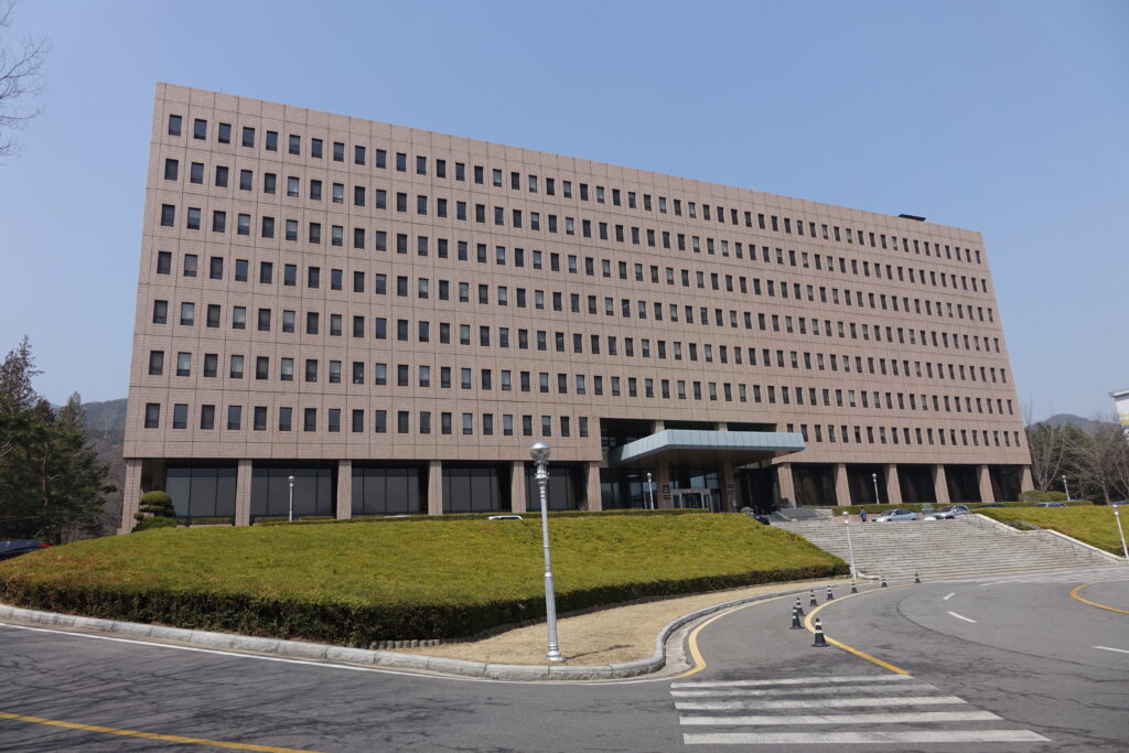 법무부가 친일반민족행위자로 확인된 인물 3명의 후손이 보유하거나 처분한 토지에 대해 국가 귀속 절차에 착수했다. 