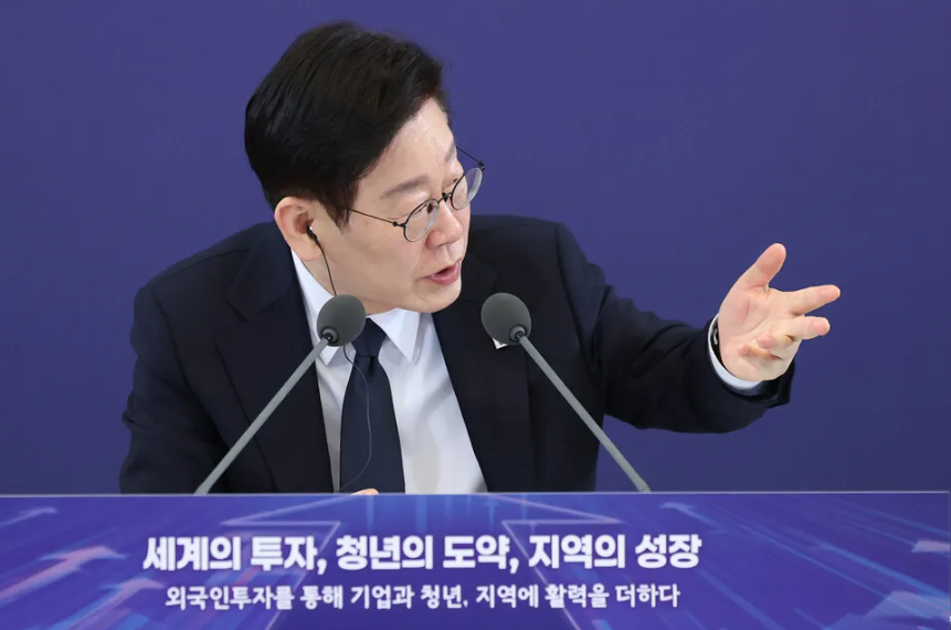 이재명 대통령의 국정수행 긍정 평가가 58.2%로 집계되며 취임 초기 이후 7개월 만에 최고치를 기록했다.