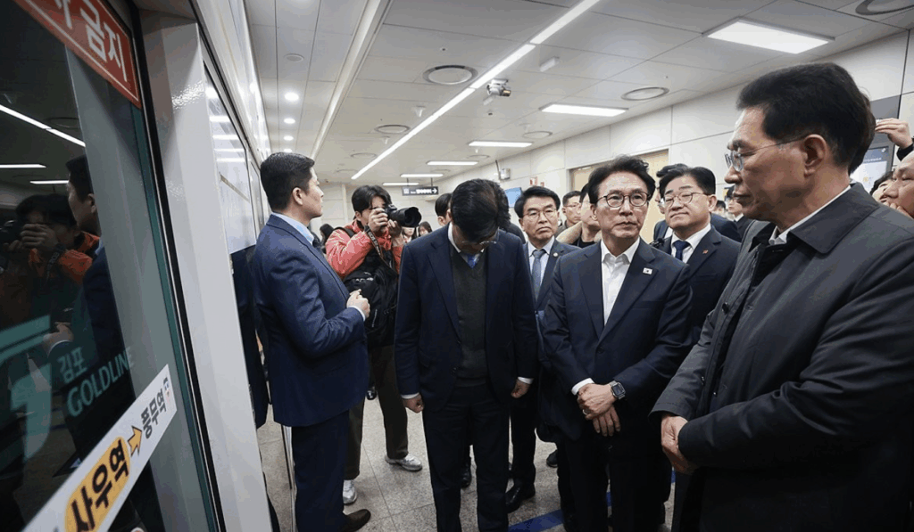 김민석 국무총리가 27일 오전 수도권 대표적 혼잡 노선인 김포 골드라인을 직접 탑승해 출근 시간대 혼잡 상황과 안전관리 실태를 점검했다. 