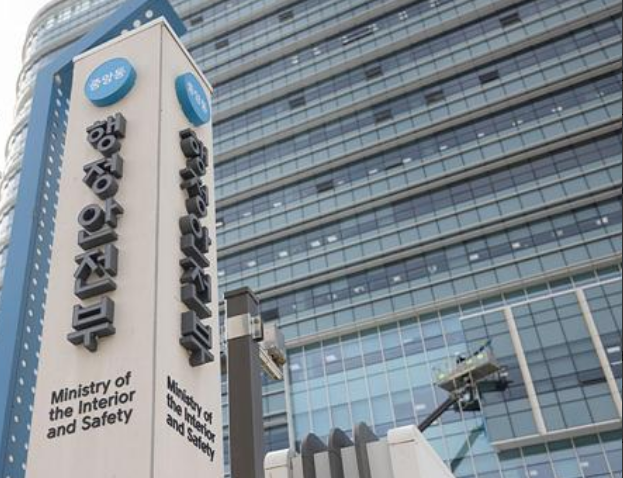 행정안전부가 6개월간 실무를 수행한 청년인턴 65명의 수료식을 열고 이들의 새로운 출발을 축하했다.