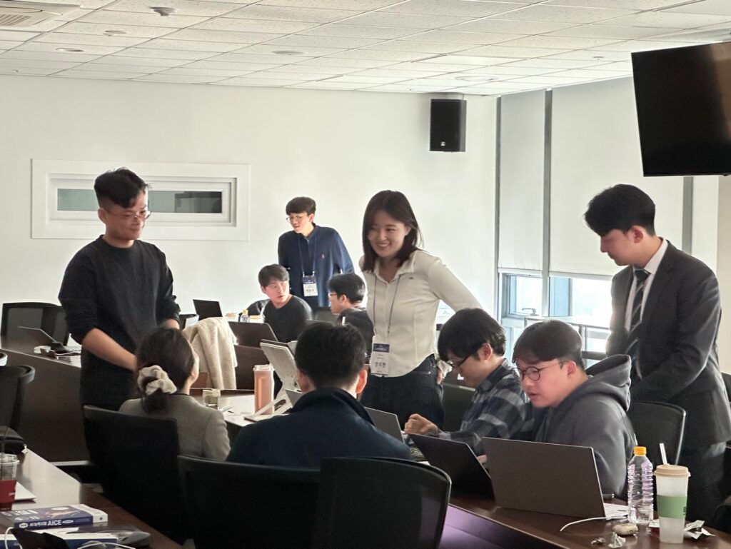 대한민국 경제 정책의 사령탑인 재정경제부가 인공지능(AI)을 실무에 즉시 이식할 수 있는 정예 요원 양성에 성공하며 공직사회의 'AI 전환(AX)'을 본격화했다.