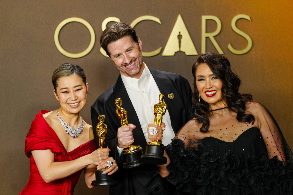 15일(현지시간) 미국 LA에서 열린 제98회 아카데미 시상식에서 매기 강(왼쪽부터) 감독과 공동 연출자 크리스 아펠한스, 제작자 미셸 웡이 수상 후 포즈를 취하고 있다.