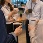 직장인들이 커피를 마시고 있다 AI로 생성한 이미지