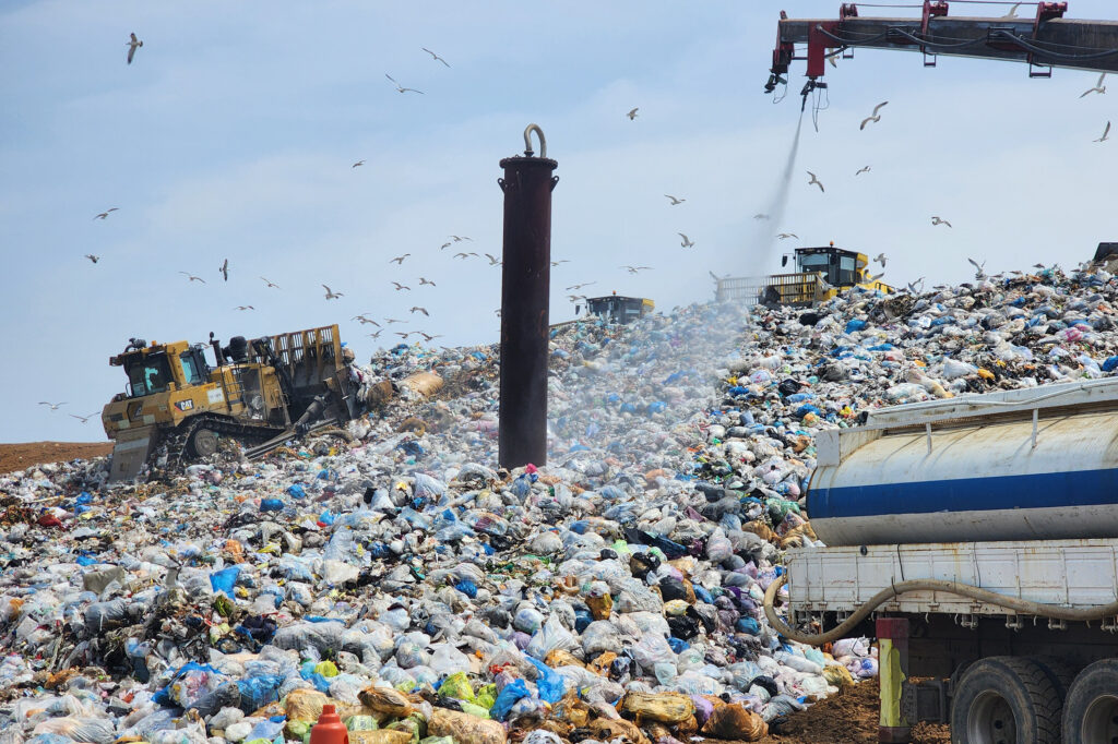 쓰레기 매립 작업