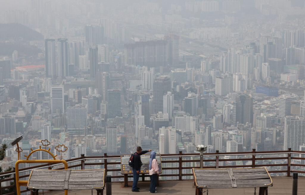 부산 황령산 전망대(서면방면)에서 바라본 도심이 뿌옇게 보인다.
