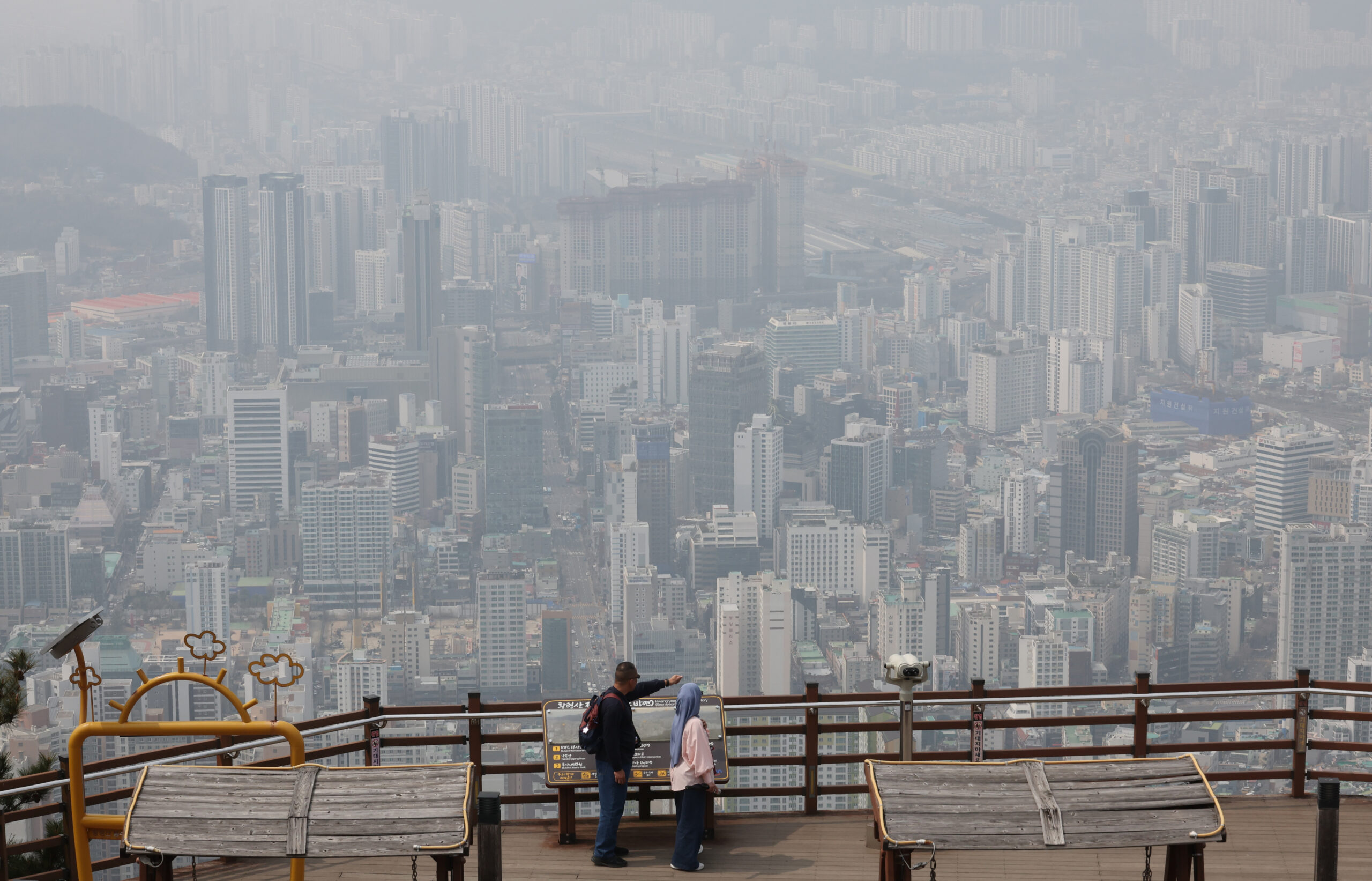 부산 황령산 전망대(서면방면)에서 바라본 도심이 뿌옇게 보인다.