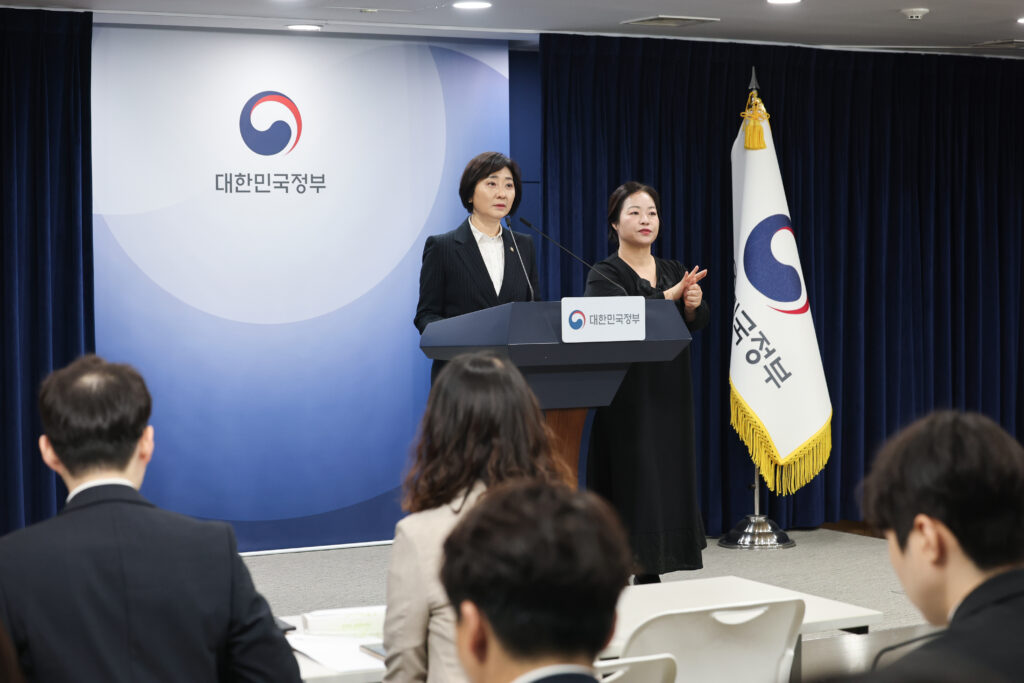 이스란 보건복지부 제1차관이 22일 서울 종로구 정부서울청사에서 아동학대 예방 및 대응 강화 방안을 브리핑하고 있다.