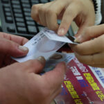 고유가 피해지원금' 1차 지급이 시작된 27일 세종시 조치원읍 북세종통합행정복지센터에서 기초생활수급자, 차상위계층&middot;한부모가족 등 대상자들이 지원금이 담긴 카드를 받고 있다.