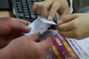 고유가 피해지원금' 1차 지급이 시작된 27일 세종시 조치원읍 북세종통합행정복지센터에서 기초생활수급자, 차상위계층&middot;한부모가족 등 대상자들이 지원금이 담긴 카드를 받고 있다.