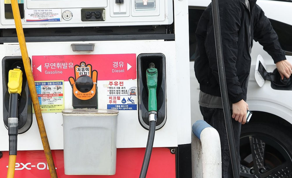 중동 전쟁의 확산과 호르무즈 해협 봉쇄라는 최악의 시나리오가 현실화되면서 국제 유가가 걷잡을 수 없이 치솟고 있다.