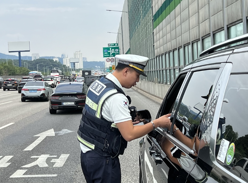 봄 행락철을 맞아 나들이 차량이 급증하는 가운데, 경찰이 고속도로 교통 질서를 어지럽히는 버스전용차로 위반 행위에 대해 강력한 단속의 칼을 뽑아 들었다. 