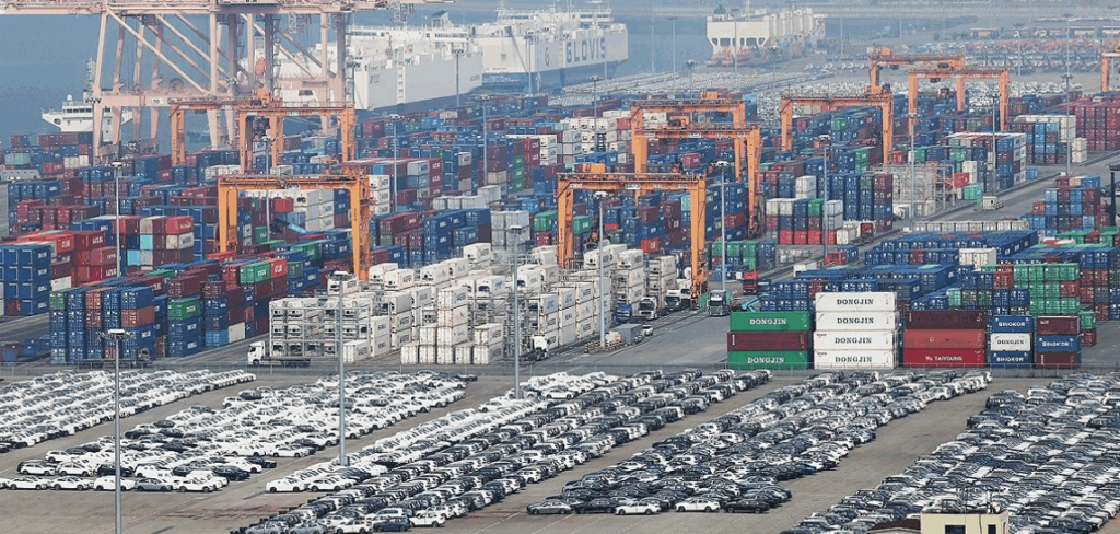 대한민국 정보통신산업(ICT) 수출이 인공지능(AI) 열풍과 반도체 경기 회복에 힘입어 사상 처음으로 월 수출액 400억 달러 고지를 넘어섰다.