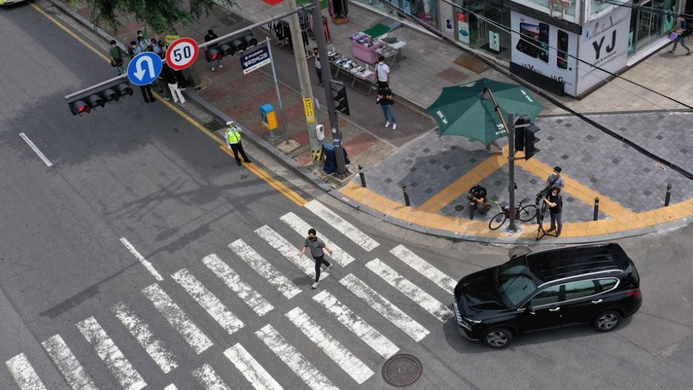 도로 위 보행자 안전을 위협하는 고질적인 우회전 사고를 뿌리 뽑기 위해 경찰이 강력한 단속 카드를 꺼내 들었다.
