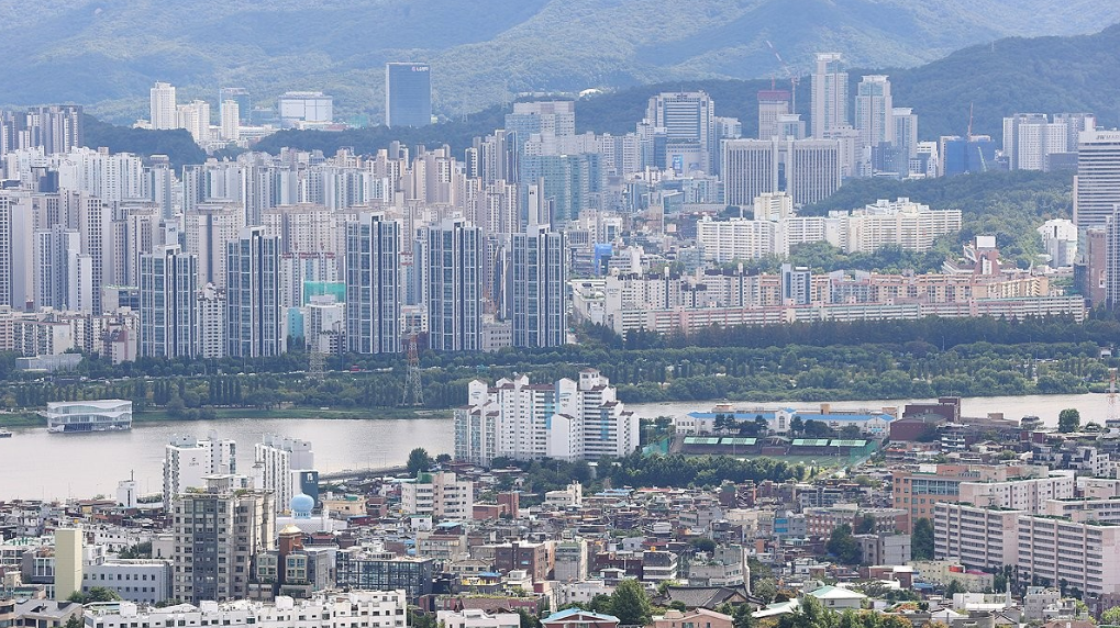 수도권 주택 시장의 공급 가뭄을 해소하기 위해 정부가 공공주택 공급 체계를 근본적으로 개편하고 역대 최대 규모의 착공 물량을 쏟아낸다.