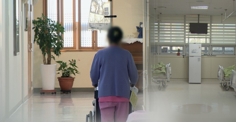 정부가 전국 요양시설의 운영자금이 대표자 개인의 종신보험료로 전용되고 있다는 의혹과 관련해 대대적인 전수조사와 관리 강화에 나선다. 