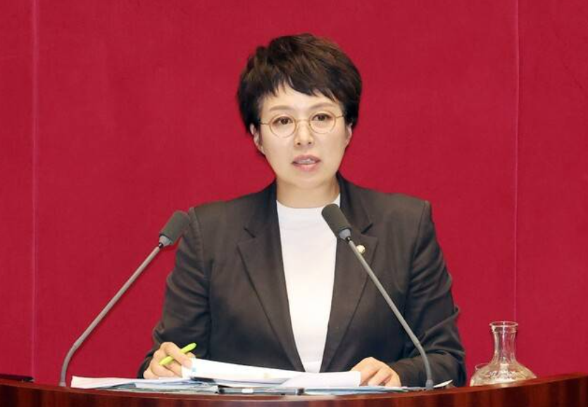 범여권에서 발의된 1주택자 양도소득세 장기보유특별공제(장특공) 폐지 법안을 둘러싸고 정치권의 공방이 격화되고 있다.