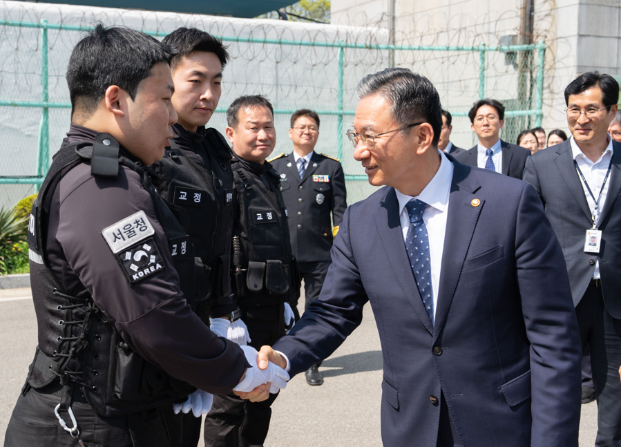 대한민국에서 가장 오래된 교정시설인 안양교도소의 열악한 현실이 법무부 수장의 직접적인 현장 진단을 통해 다시 한번 수면 위로 드러났다.