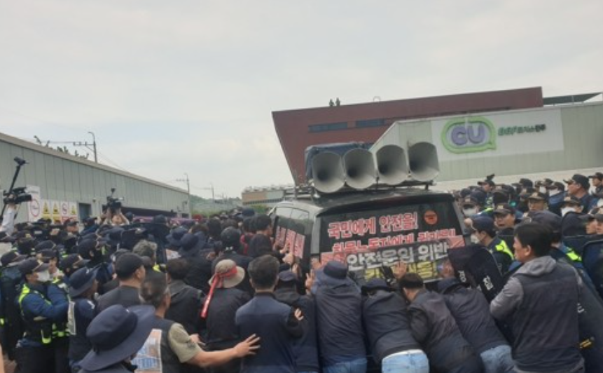 정부가 지난 20일 오전 경남 진주에서 발생한 화물연대 집회 현장의 사망 사고와 관련해 공식적인 유감을 표명하며 사태 수습에 나섰다. 