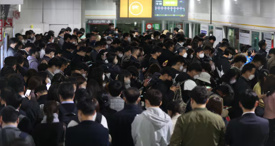 중동 정세 불안으로 인한 고유가 여파가 서민들의 출퇴근길 풍경을 바꾸고 있다. 정부는 에너지 절약 대책 시행으로 대중교통 이용객이 전년 대비 4% 이상 급증함에 따라, 국민들의 교통 불편을 해소하고 경제적 부담을 덜어주기 위한 범정부 차원의 종합대책을 내놨다.