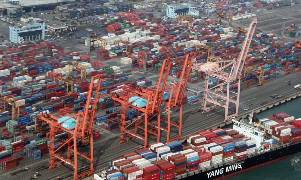 대한민국 중소기업들이 글로벌 경기 침체와 중동 분쟁이라는 악재 속에서도 올 1분기 역대 최대 수출 실적을 갈아치우며 저력을 과시했다. 