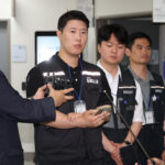 삼성그룹 초기업노동조합 삼성전자지부 최승호 위원장이 총파업 예고시점을 하루 앞둔 20일 정부세종청사 중앙노동위원회에서 열린 3차 사후조정 회의를 마친 뒤 노사협상 결렬 과정을 설명한 뒤 총파업 강행 입장을 밝히고 있다.
