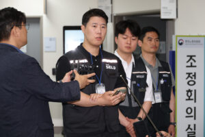 삼성그룹 초기업노동조합 삼성전자지부 최승호 위원장이 총파업 예고시점을 하루 앞둔 20일 정부세종청사 중앙노동위원회에서 열린 3차 사후조정 회의를 마친 뒤 노사협상 결렬 과정을 설명한 뒤 총파업 강행 입장을 밝히고 있다.