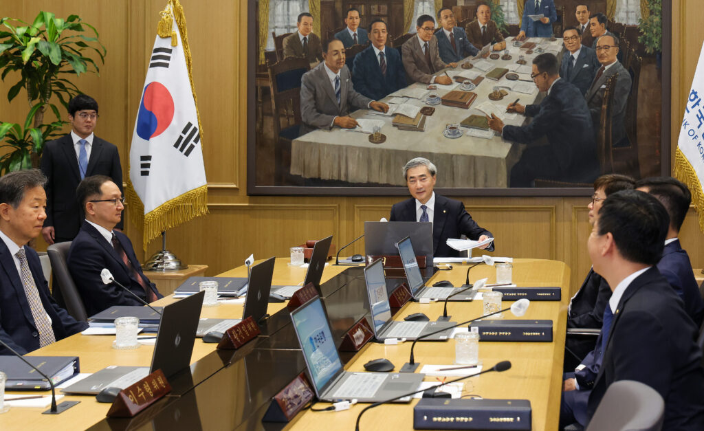 신현송 한국은행 총재가 28일 서울 중구 한국은행에서 열린 금융통화위원회 본회의를 주재하고 있다