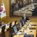 신현송 한국은행 총재가 28일 서울 중구 한국은행에서 열린 금융통화위원회 본회의를 주재하고 있다