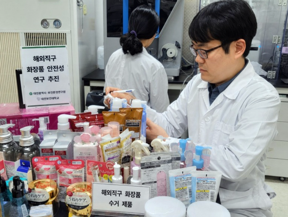 해외 직구와 구매대행 서비스가 일상의 영역으로 자리 잡은 가운데, 국내 안전 기준을 통과하지 못한 위해 제품들이 온라인 플랫폼을 통해 무분별하게 유입되고 있어 소비자의 각별한 주의가 요구된다.