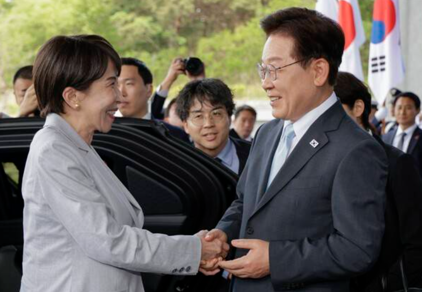 이재명 대통령이 한일 간 신뢰 구축의 핵심 축인 셔틀외교의 무대를 서울이 아닌 자신의 정치적 고향이자 고택의 정취가 살아있는 경북 안동으로 옮겨와 일본 내각총리대신을 맞이했다.