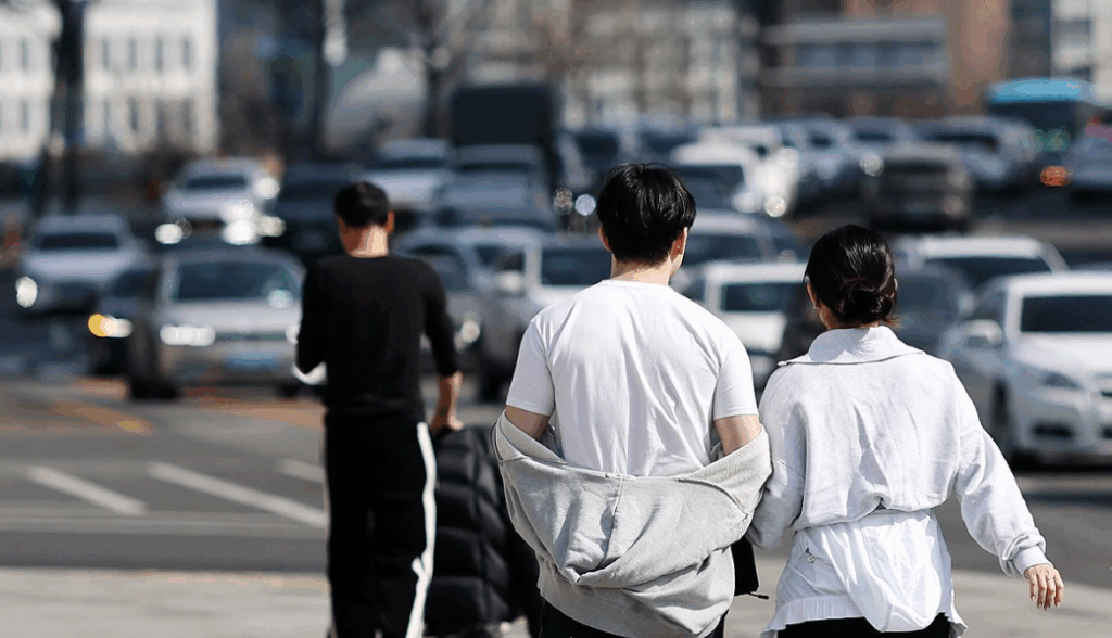 이번 주말부터 다음 주 초까지 전국이 고기압의 영향권에 들며 낮 최고기온이 33도까지 치솟는 초여름 무더위가 찾아올 전망이다. 기상청은 구름 없는 맑은 날씨 속에 강한 햇볕이 지표면을 달구면서 기온이 큰 폭으로 상승할 것이라고 예보했다. 