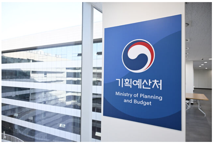 정부의 실질적인 재정 상태를 나타내는 관리재정수지 적자 폭이 올해 1분기 들어 40조 원 아래로 내려앉으며 코로나19 팬데믹 이후 가장 안정적인 궤도에 진입했다.