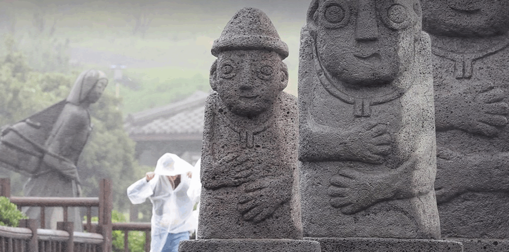 지구 온난화와 기후 변화의 여파로 한반도의 태풍 시계가 전례 없이 빨라졌다. 기상청은 평년보다 훨씬 이른 시기인 6월 초입에 제6호 태풍 ‘장미’가 북상하면서 강력한 수증기가 유입됨에 따라 제주도와 남부지방을 중심으로 거센 비바람이 몰아치고 있다고 공식 발표했다.
