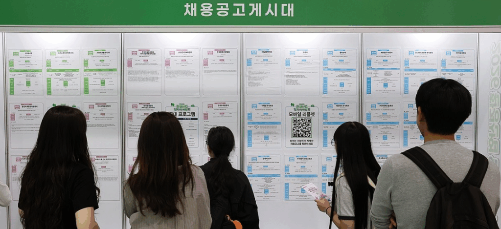 국내 고용 시장의 활력이 급격히 떨어지면서 새로운 일자리를 찾아 진입하는 구직자 수가 통계 작성 이래 가장 낮은 수준으로 추락했다. 특히 사회에 첫발을 내딛는 청년층의 취업문이 좁아진 데다 직장을 옮기는 이직자 수도 동시에 줄어들어 노동 시장의 경직성이 한층 심화하는 모양새다.