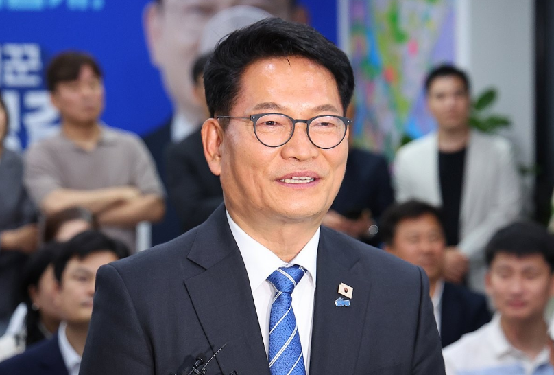 제10회 전국동시지방선거 및 국회의원 재·보궐선거에서 인천 연수갑에 출마해 원내 복귀를 확정 지은 더불어민주당 송영길 전 대표가 선거 결과가 나온 직후 당 지도부를 향해 날 선 비판을 쏟아냈다.