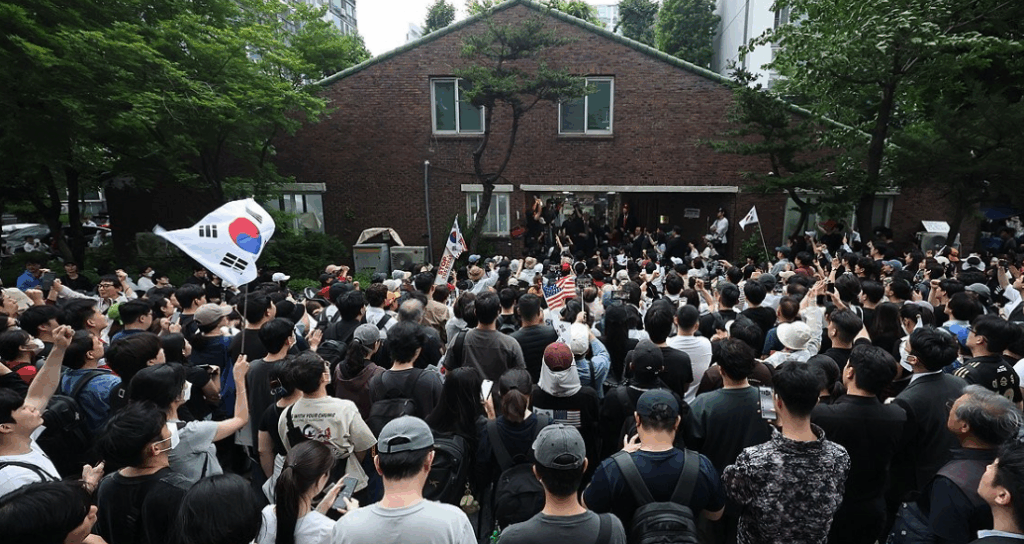 지방선거와 국회의원 재·보궐선거 본투표가 치러진 이후 사흘째 서울 한복판 투표소에 갇혀 있던 투표함이 경찰의 대규모 공권력 투입 끝에 마침내 개표소로 이송됐다.