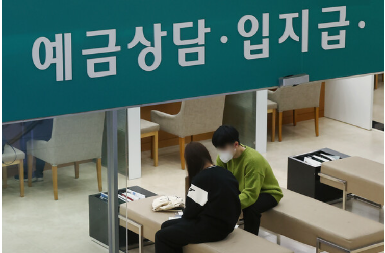 투자 시장의 불확실성이 커지면서 한동안 위험 자산으로 흘러가던 시중 자금이 다시 은행 예금으로 급격히 회귀하고 있다.