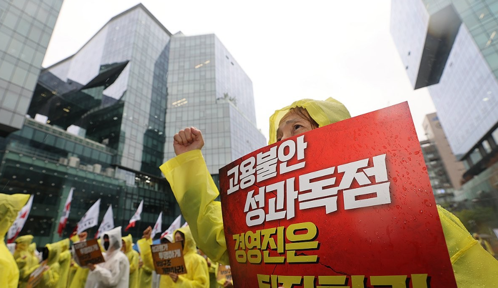 국민 다수가 이용하는 메신저와 모빌리티 플랫폼 등 핵심 디지털 서비스가 전면 중단되는 사태를 막기 위해 정부가 선제적인 비상 점검에 나섰다.