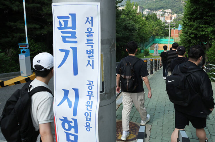 전국 자치단체의 행정 공백을 메우고 지역 발전을 이끌어갈 우수 인재를 선발하기 위한 올해 지방공무원 9급 공개경쟁임용시험 및 경력경쟁임용시험 필기시험이 오는 20일 전국 17개 시도 시험장에서 일제히 시작된다.