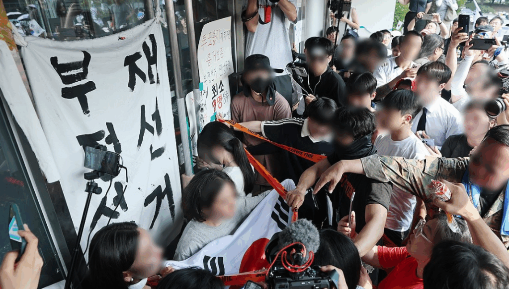 얼마 전 치러진 6·3 지방선거 과정에서 전례 없는 투표용지 부족 사태가 발생하며 정국이 요동치는 가운데, 국민 상당수는 민주주의 주권 침해 논란에도 불구하고 전국적인 재선거 실시에는 조심스러운 입장을 보이는 것으로 확인됐다.