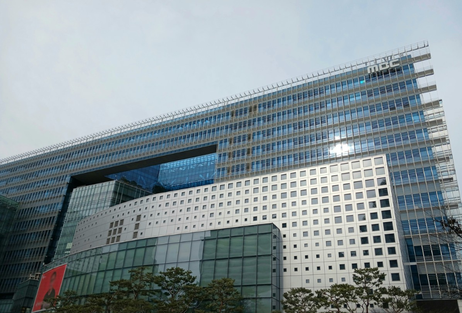수도권광역급행철도(GTX)-A 노선 삼성역 구간의 부실시공 의혹을 둘러싸고 서울특별시와 공영방송 문화방송(MBC)의 갈등이 결국 거액의 민사 소송전으로 비화했다.