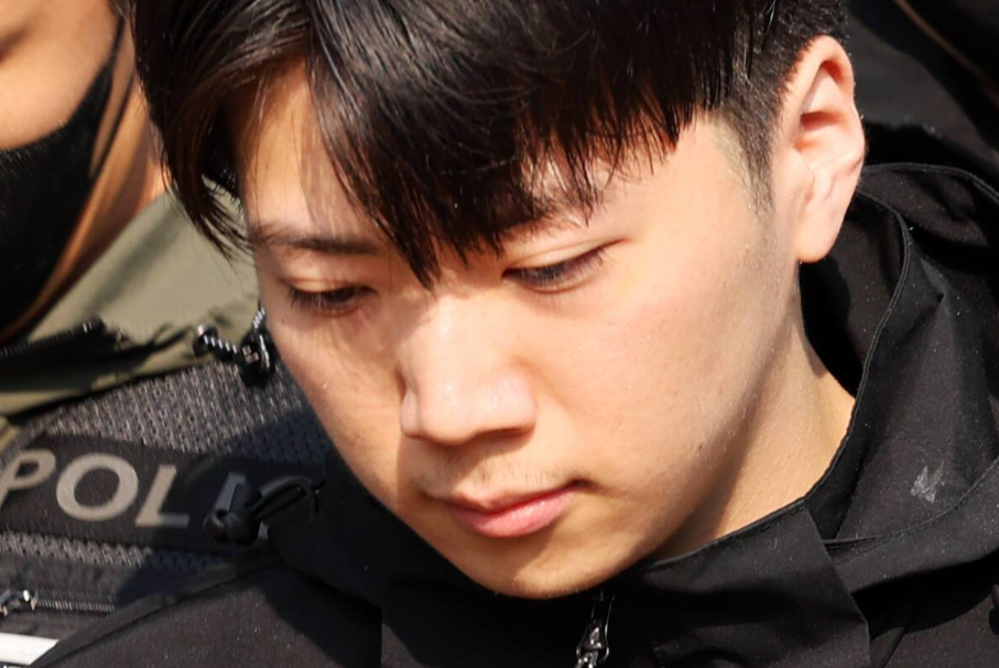 광주 도심 한복판에서 일면식도 없는 여고생을 상대로 끔찍한 강력 범죄를 저질러 사회적 공분을 일으킨 장윤기가 법정에서 자신의 계획적 범행 사실을 전격 인정했다.